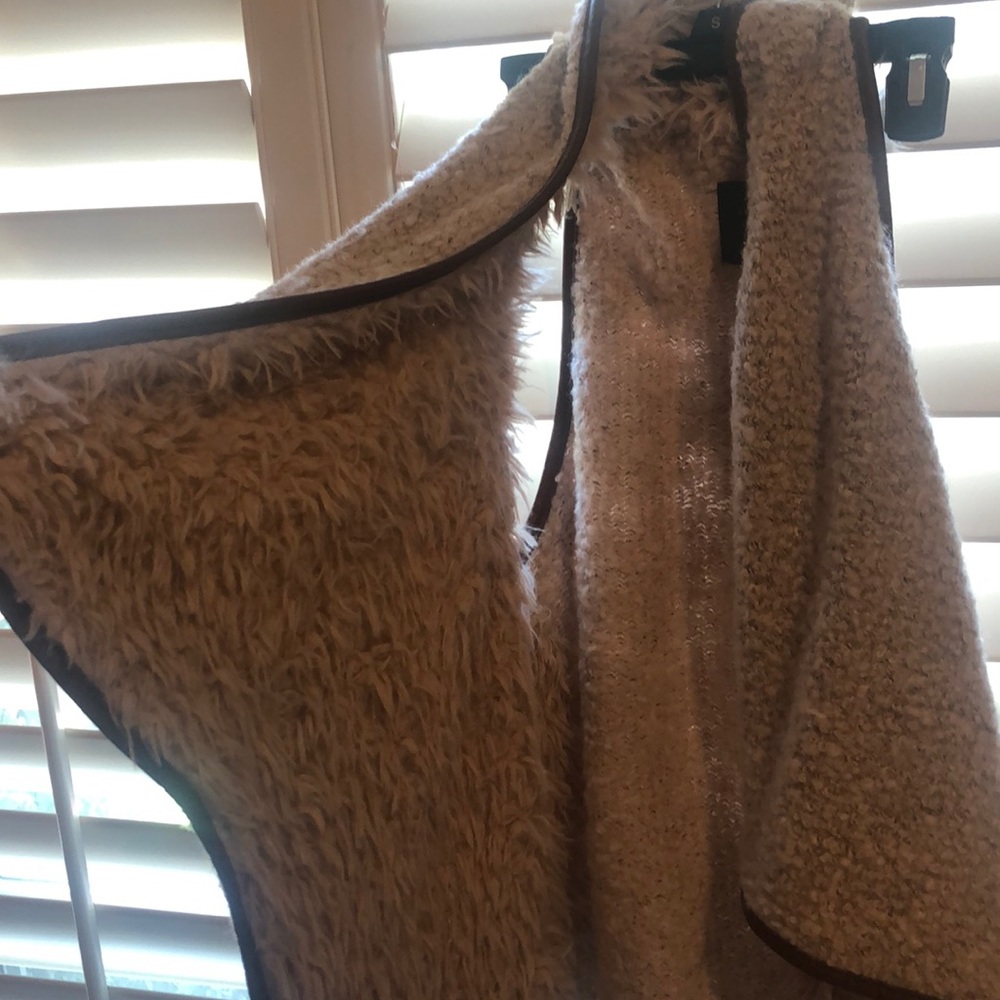 REVERSIBLE VEST - Picture 2 of 3